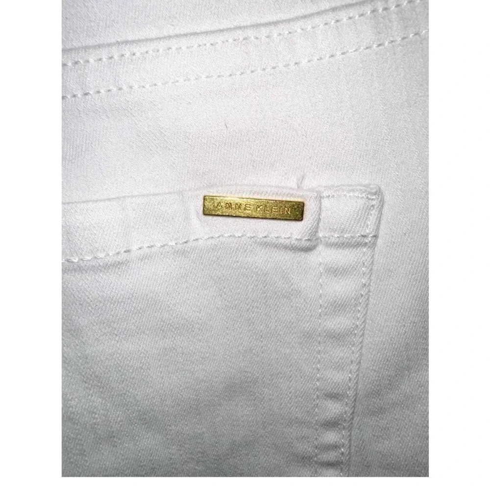 Anna Klein Straight Leg Jeans. NWT‎